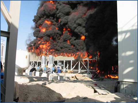 Torre de resfriamento incendiada